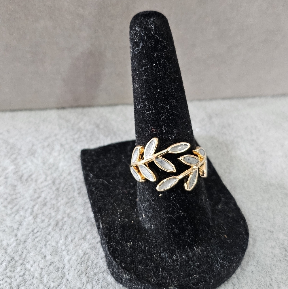 Tree Leaf Open Ring - Picture 4 of 4